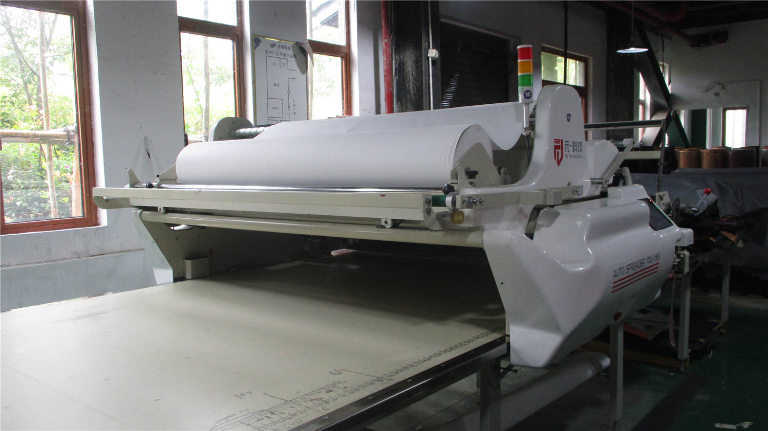 Automatic fabric spreading machine preparing material layers